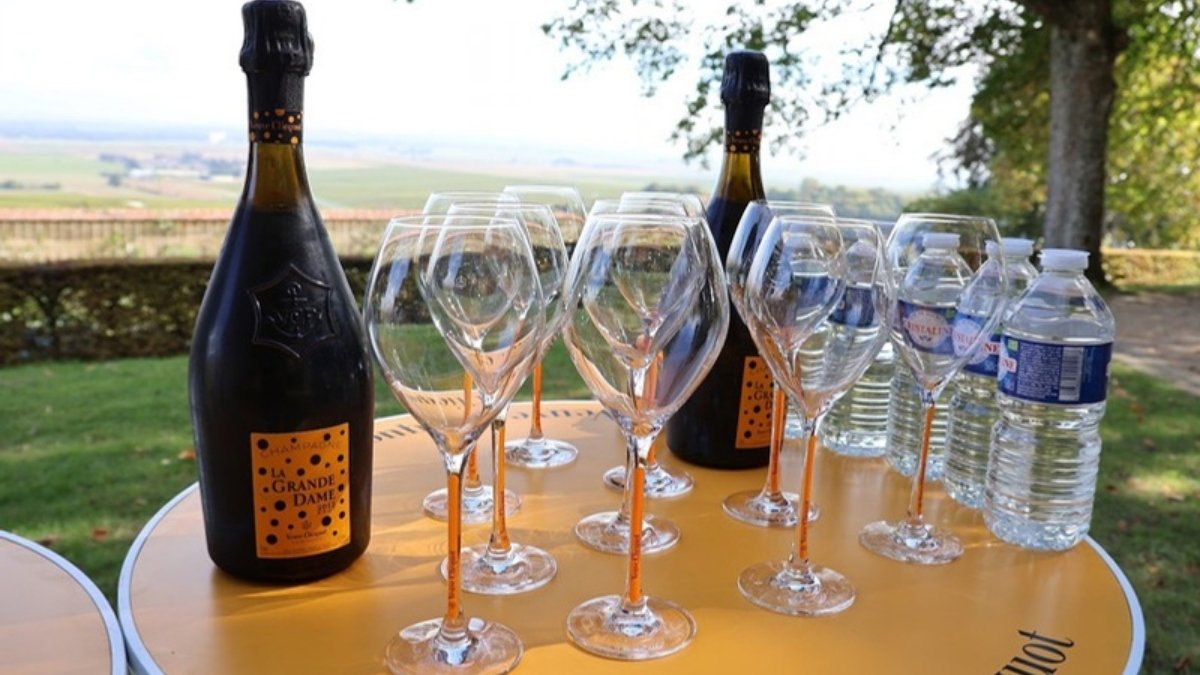 ヴェルジーのブドウ畑を望むヴーヴ・クリコの試飲テーブル(2022年ヨーロッパ旅行 Day7〜9のアイキャッチ画像)