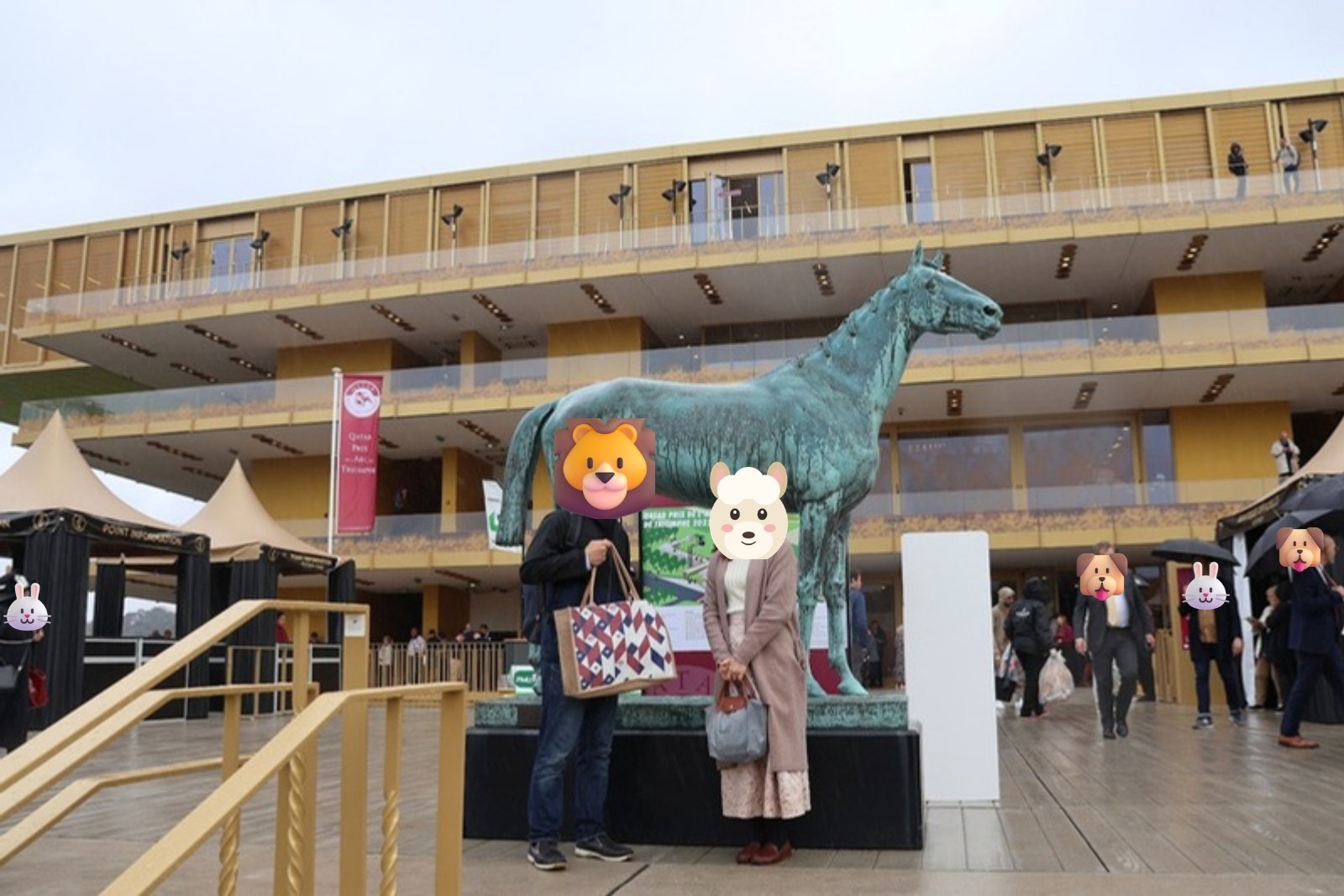 パリロンシャン競馬場の馬の銅像の前で