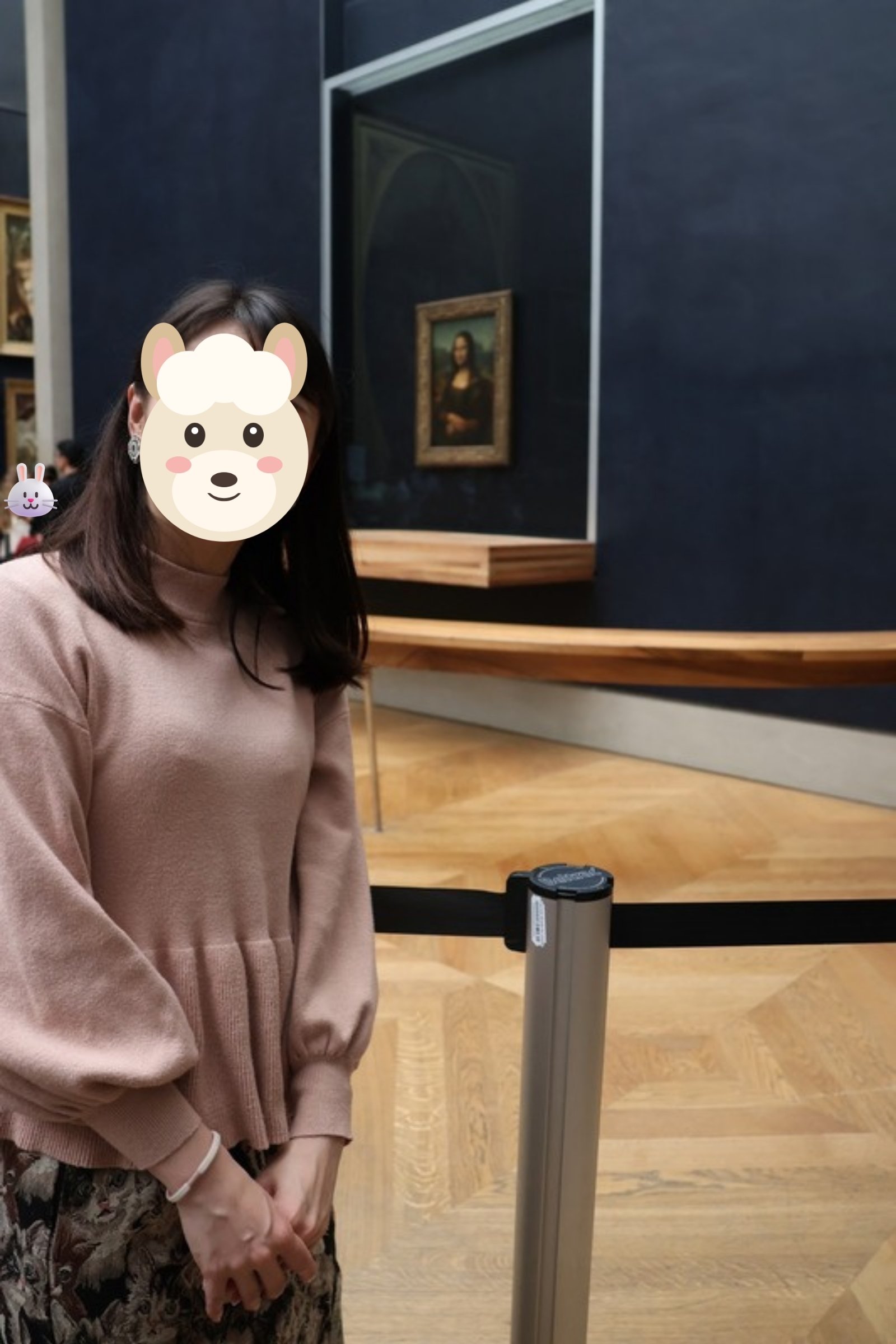 ルーヴル美術館のモナ・リザの前で