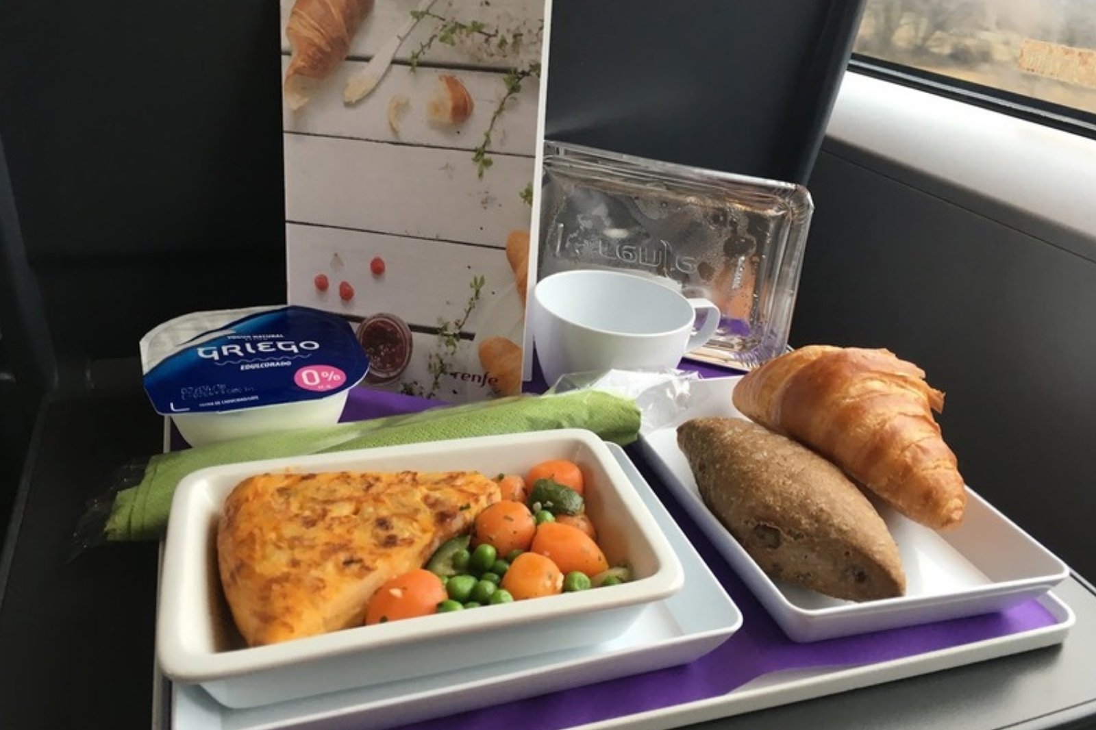 列車の座席で食べるRenfeの朝食