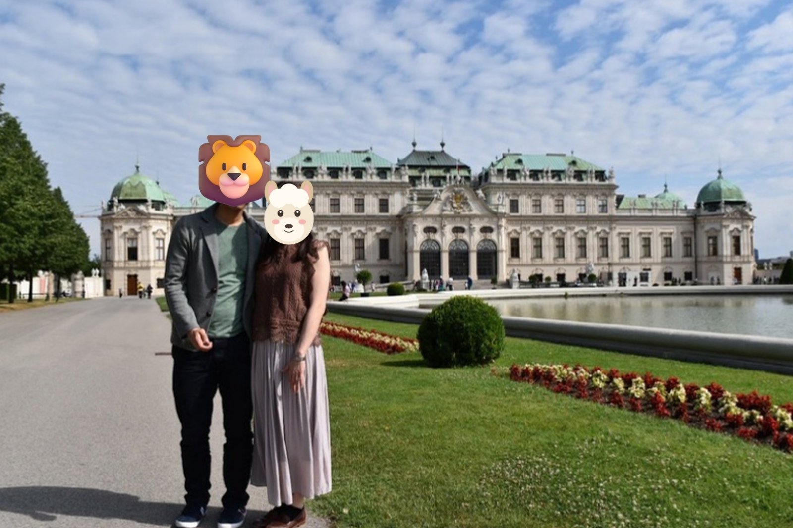 ベルヴェデーレ宮殿の庭園で記念写真を撮る夫婦