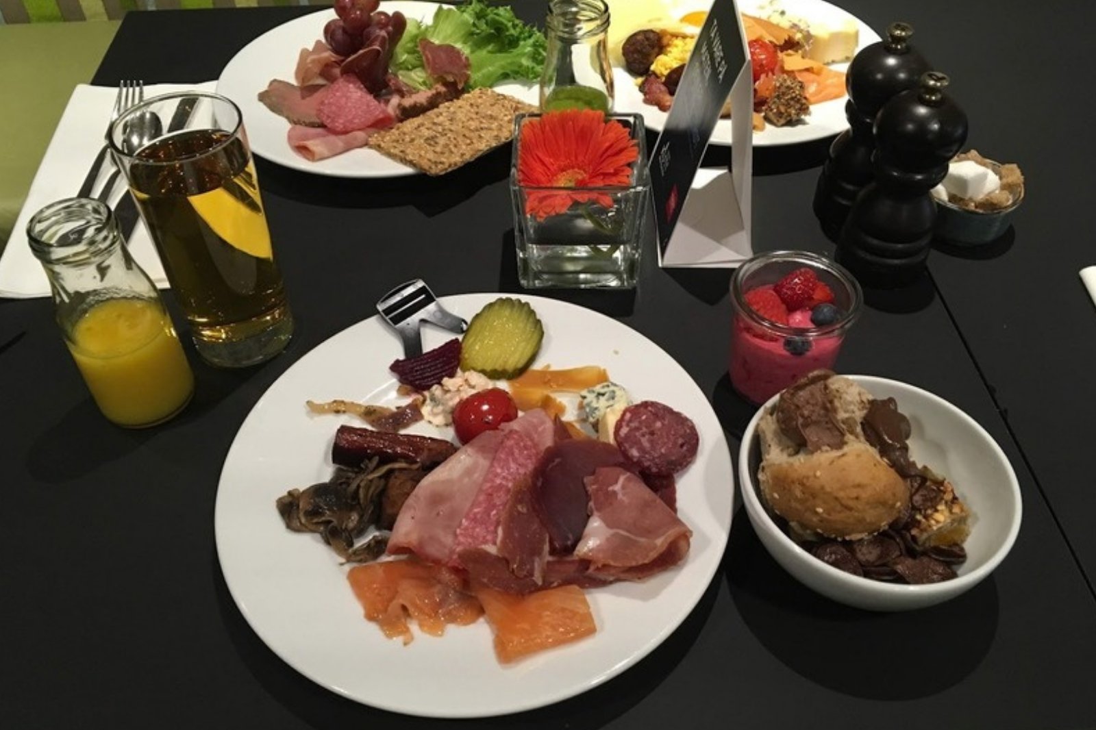 オスロのホテルの朝食ブッフェ
