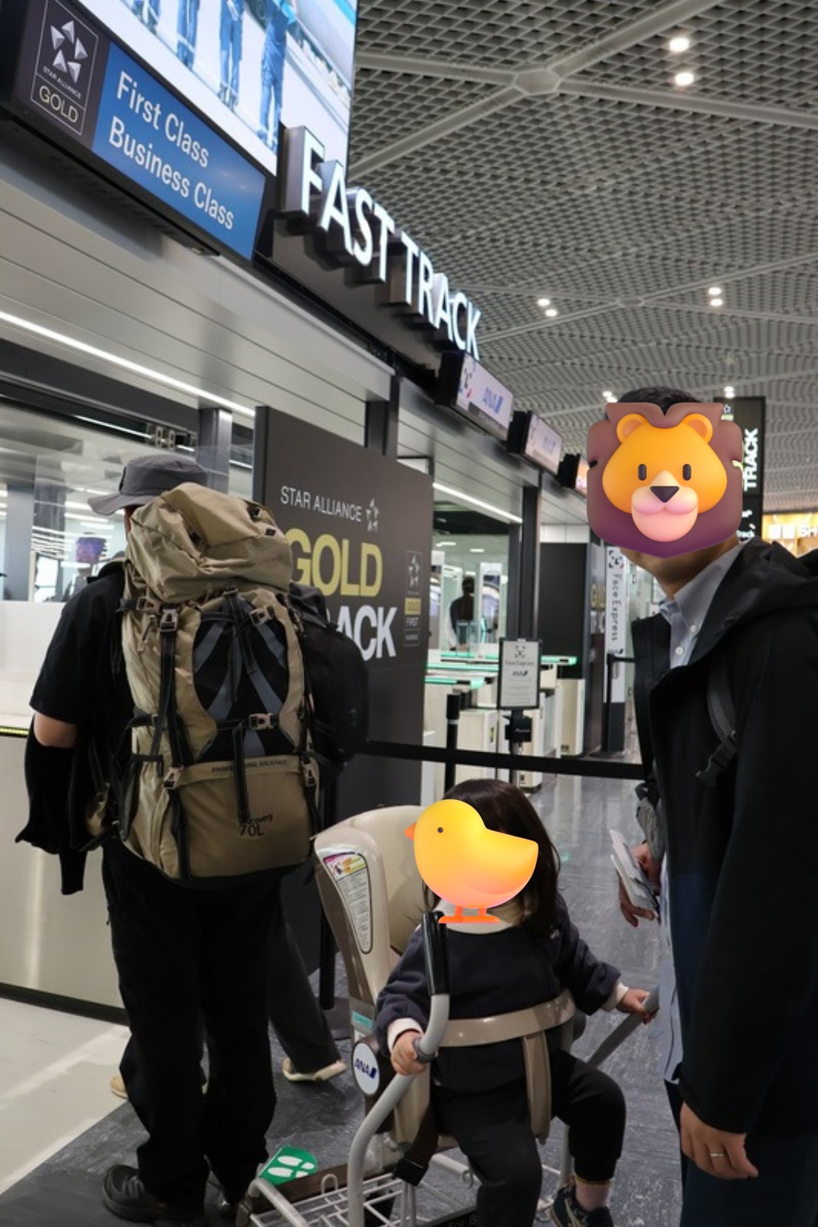 成田空港のファーストトラックでベビーカーに乗る娘