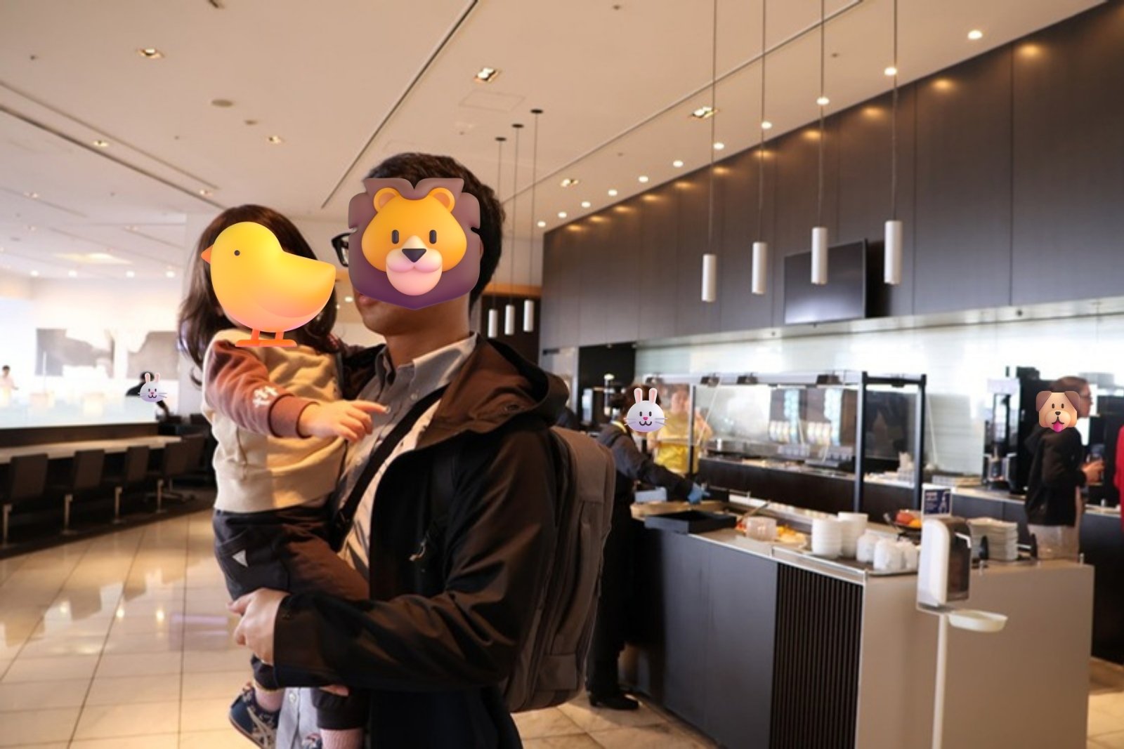 ANAラウンジのビュッフェコーナーの前で