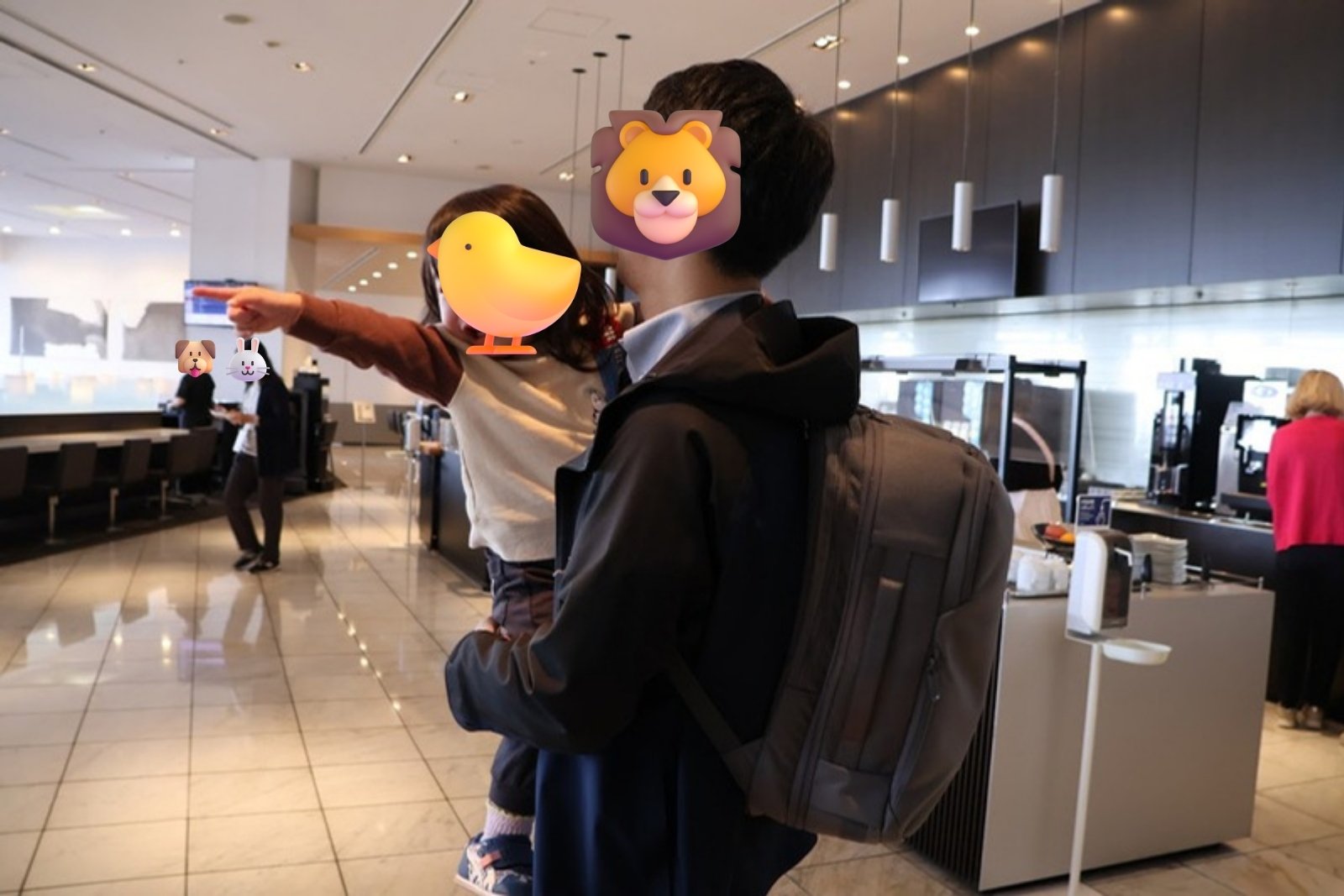 ANAラウンジのカフェコーナーで娘を抱っこ