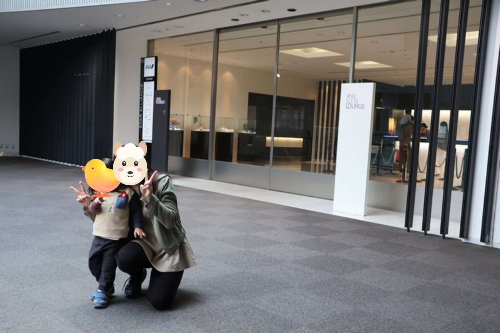 ANA SUITE LOUNGEの入り口の前でピース