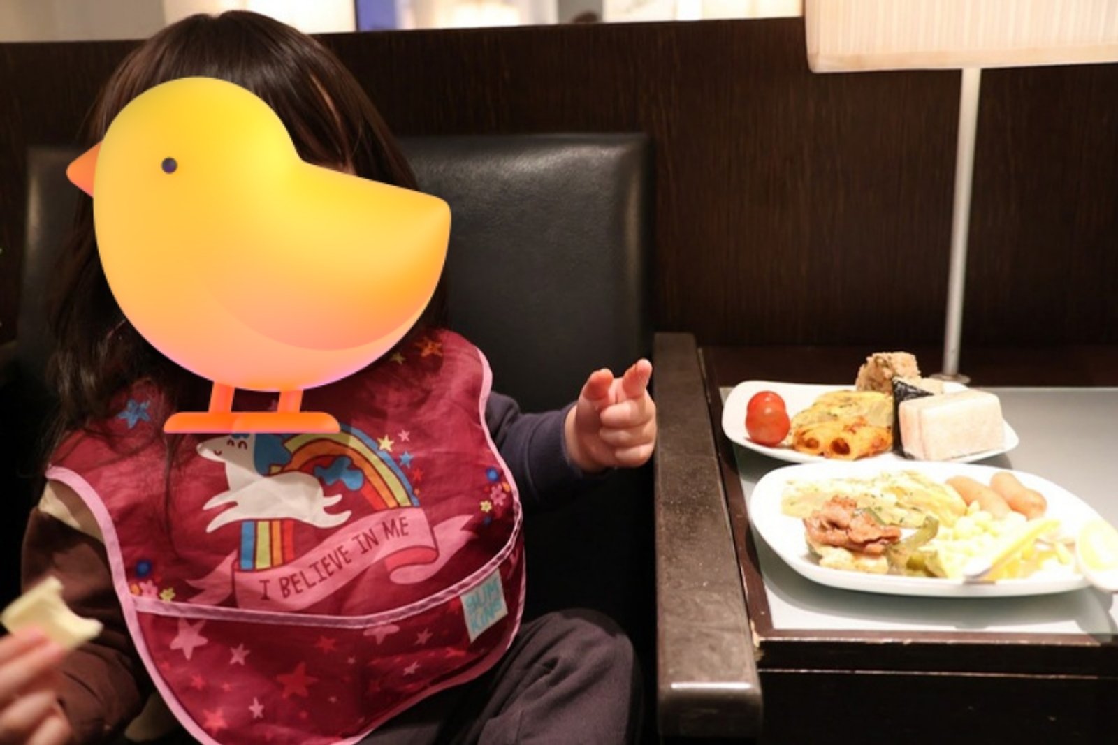 成田空港のANAラウンジで食事する1歳の娘