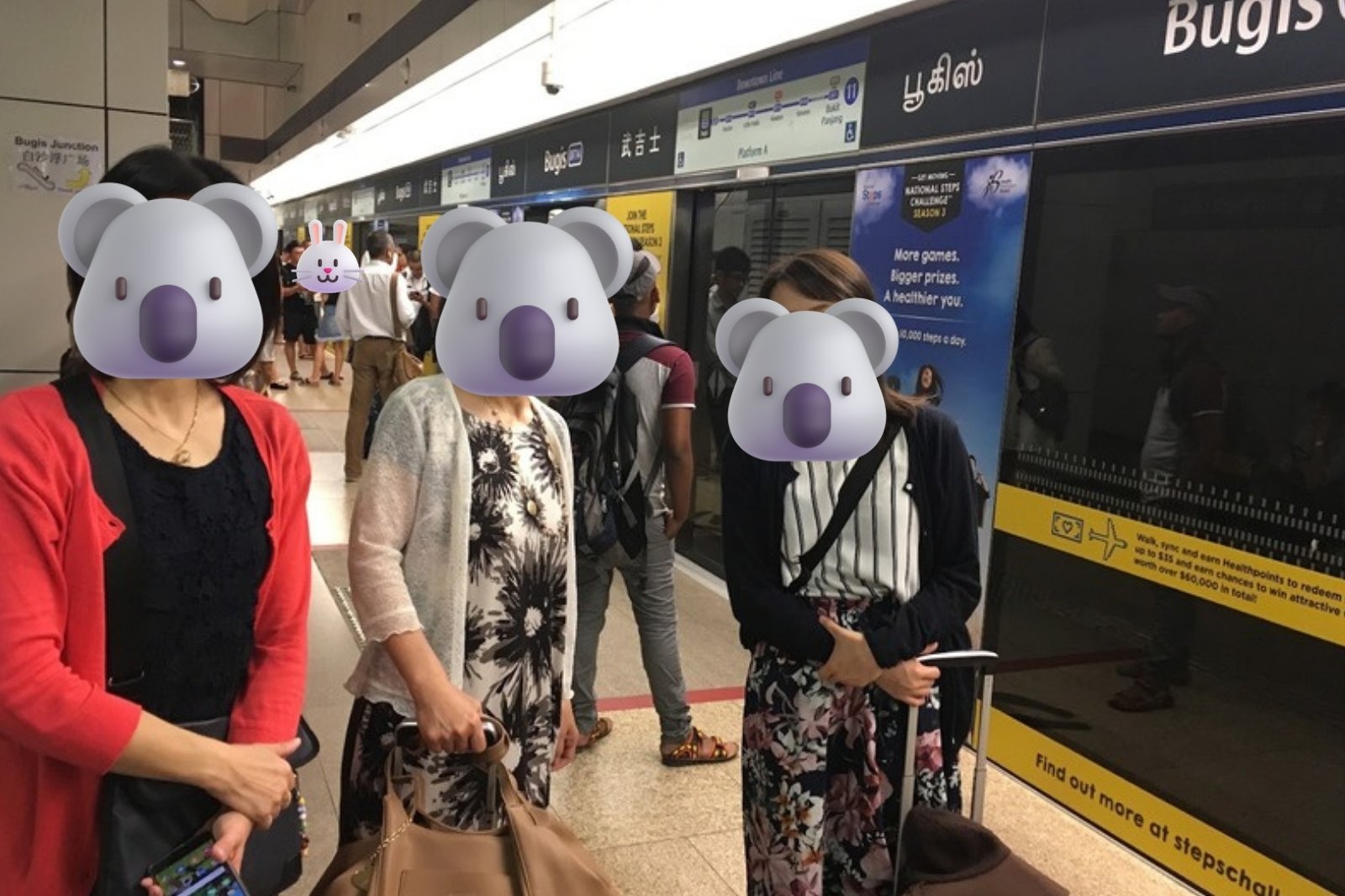 ブギス駅のホームで記念写真を撮る3人の女性