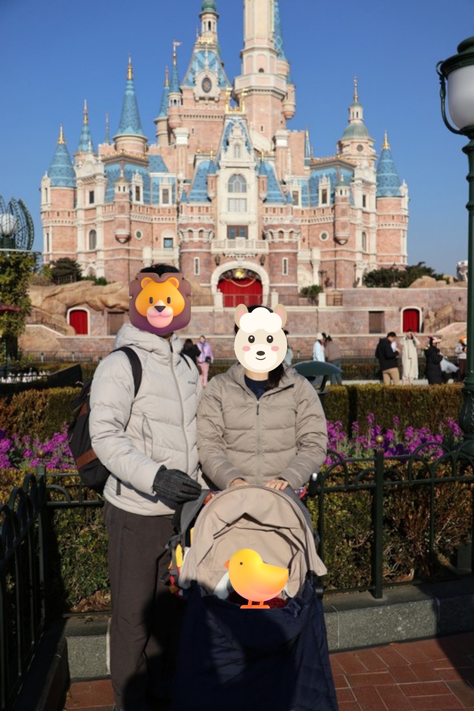 上海ディズニーランドのお城の前で家族写真