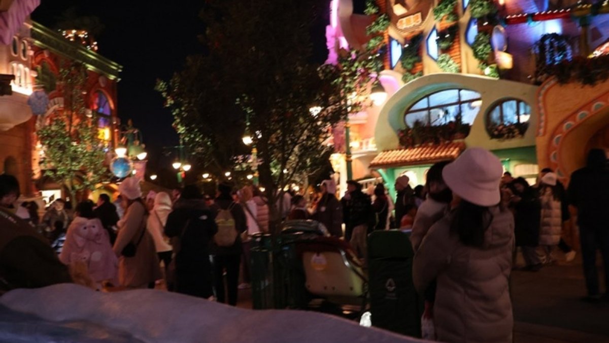 ネオンが輝く夜のズートピアエリア（2024年上海旅行 Day1〜2のアイキャッチ画像）