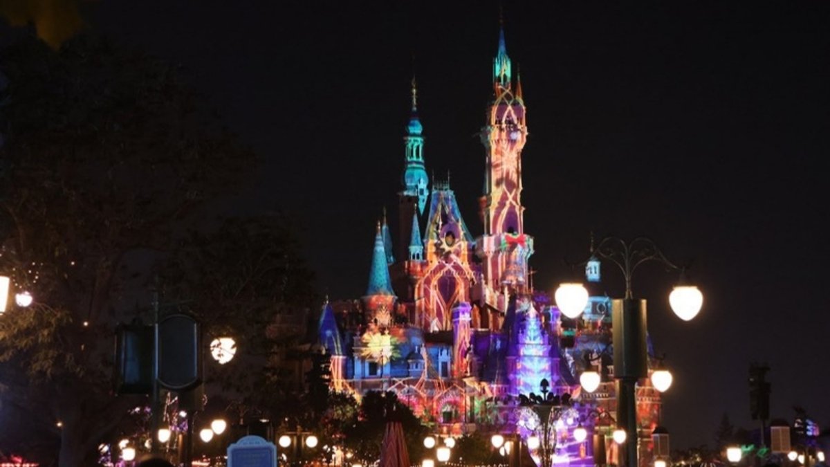 プロジェクションマッピングで彩られた夜のお城(2024年上海旅行 Day3のアイキャッチ画像)
