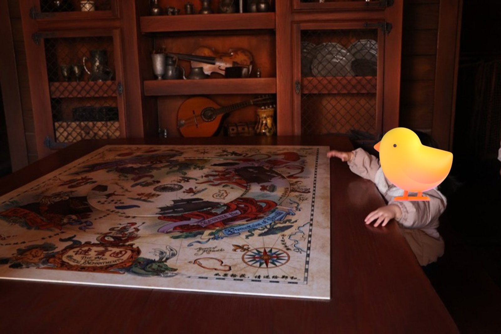 冒険エリアの宝の地図の部屋で地図をのぞき込む子ども