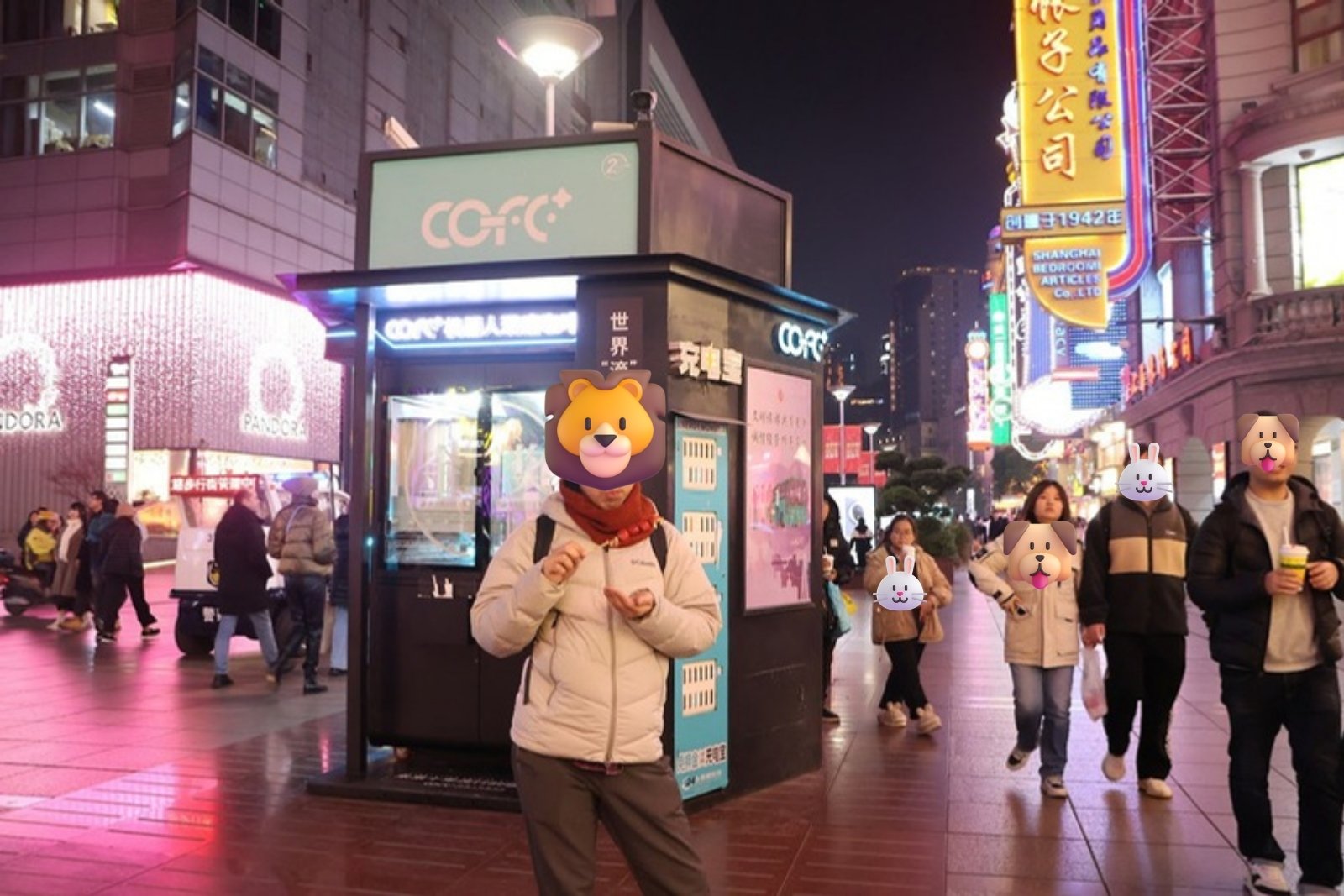ネオンが輝く夜の南京東路で屋台の串を食べる