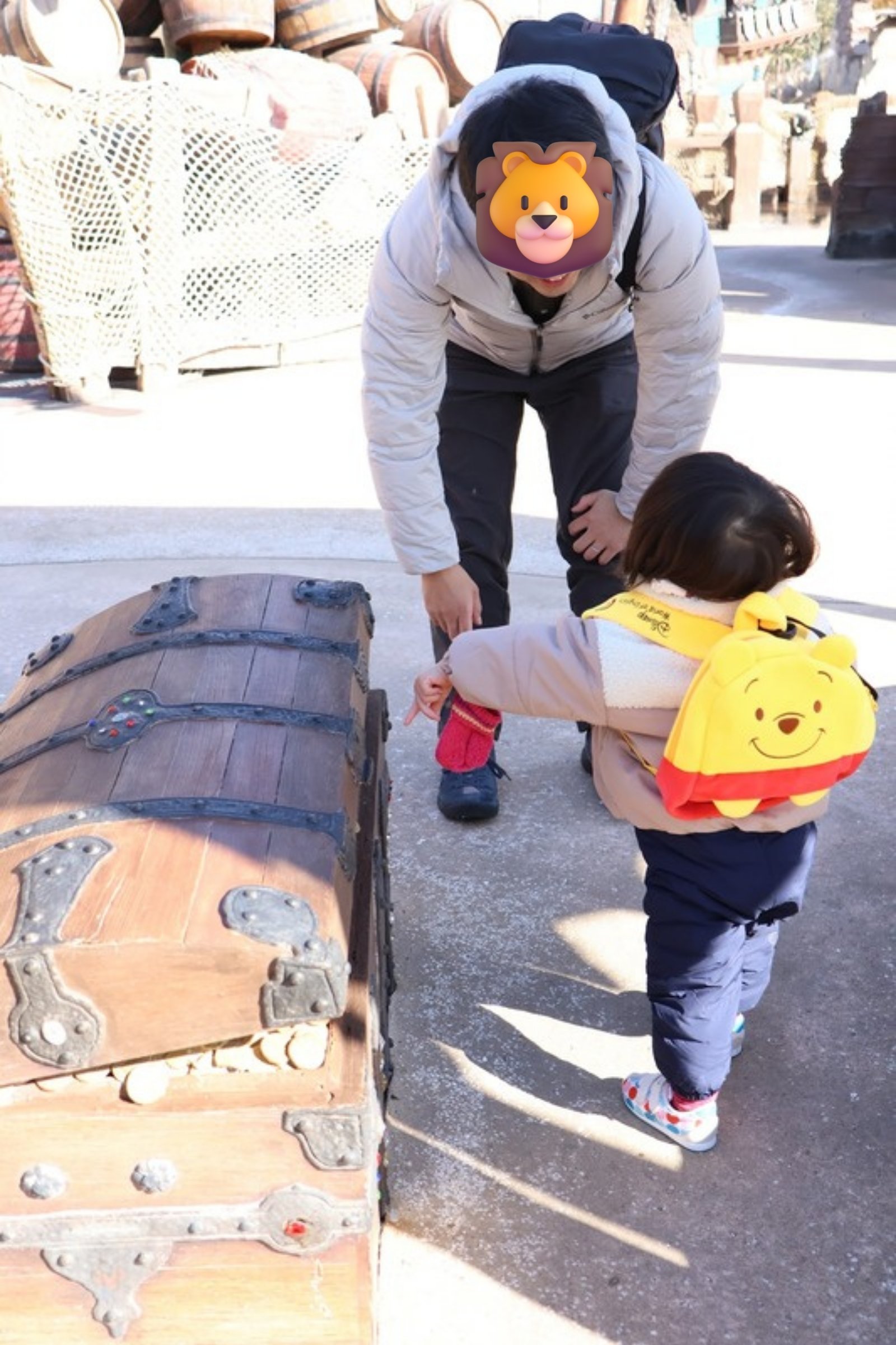 宝箱のオブジェに手を伸ばす子ども