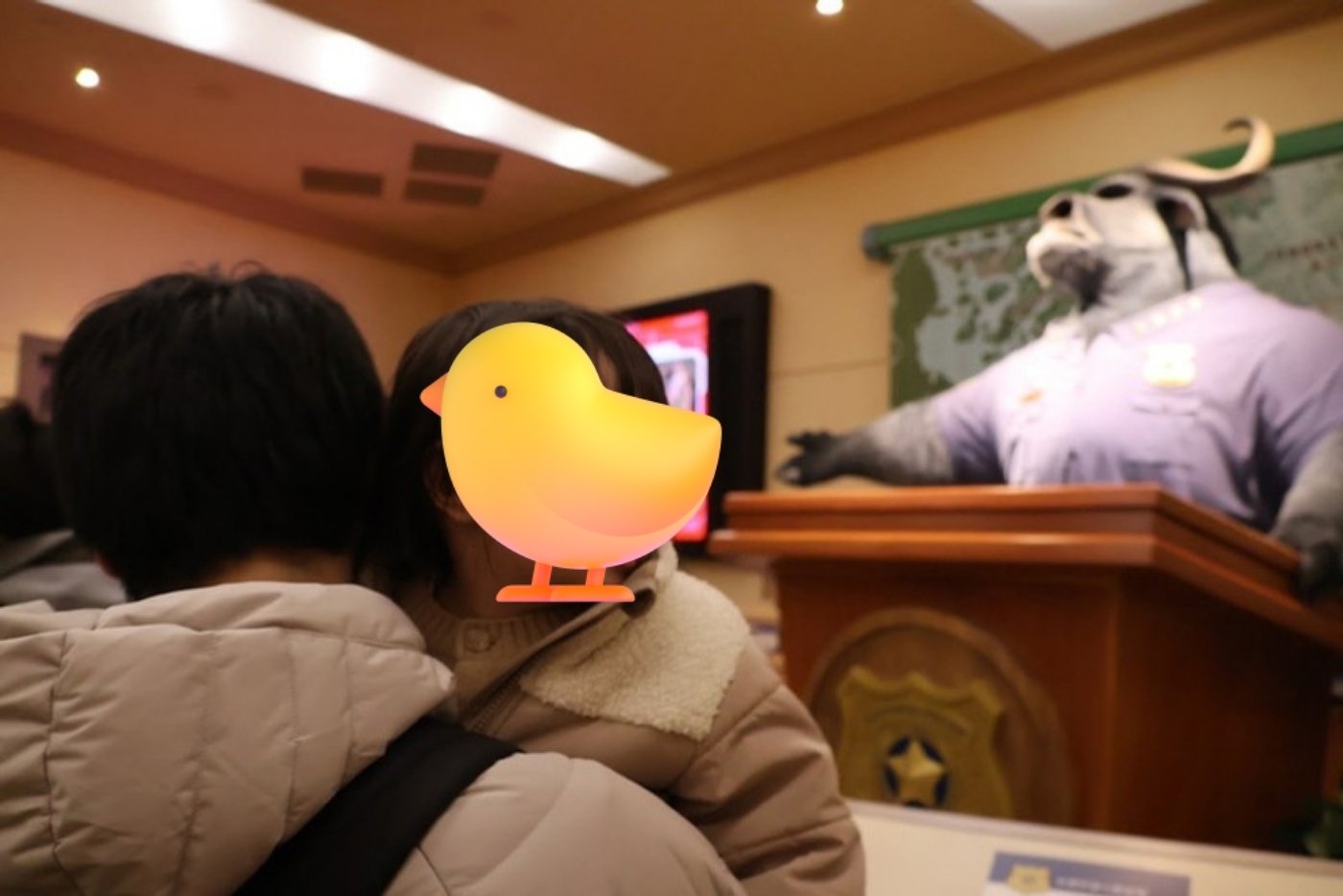 ズートピアエリアのボゴ署長の展示の前で