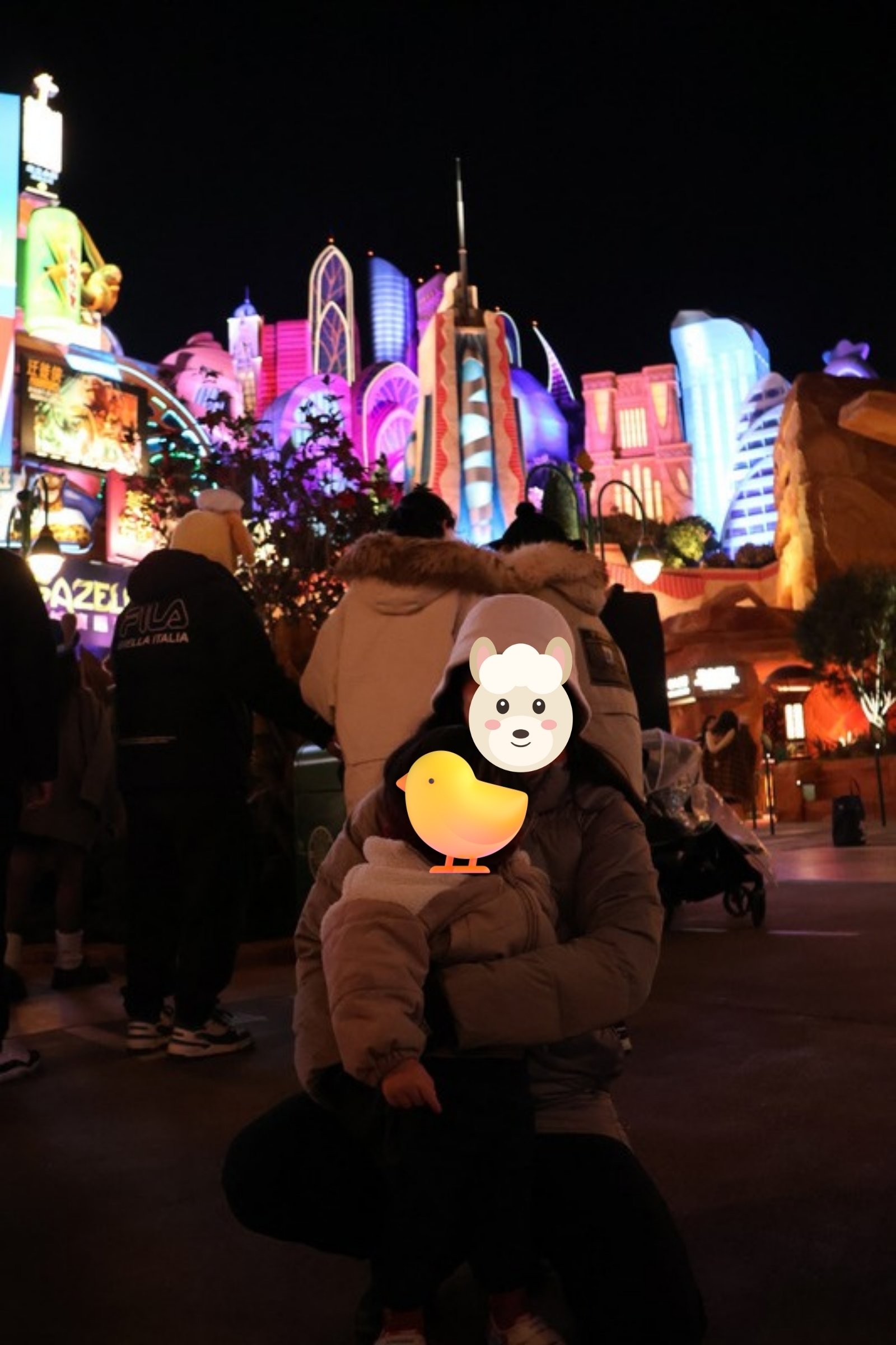 夜のズートピアエリアで記念写真