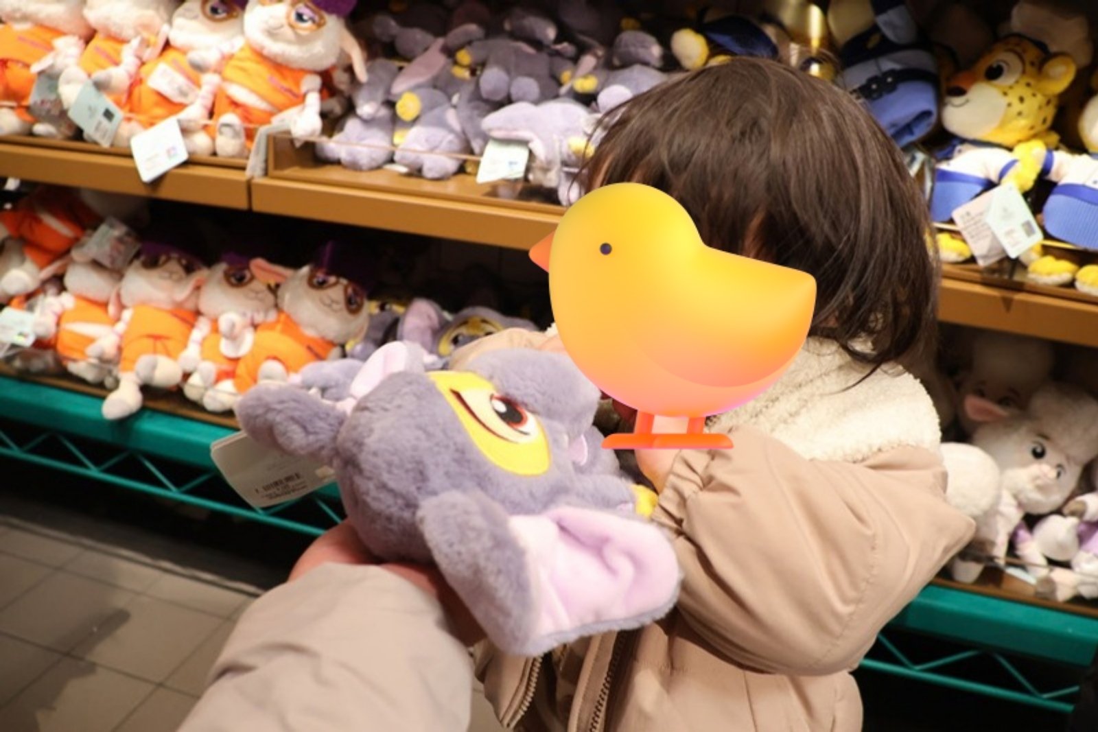 ズートピアのショップでぬいぐるみを選ぶ子ども