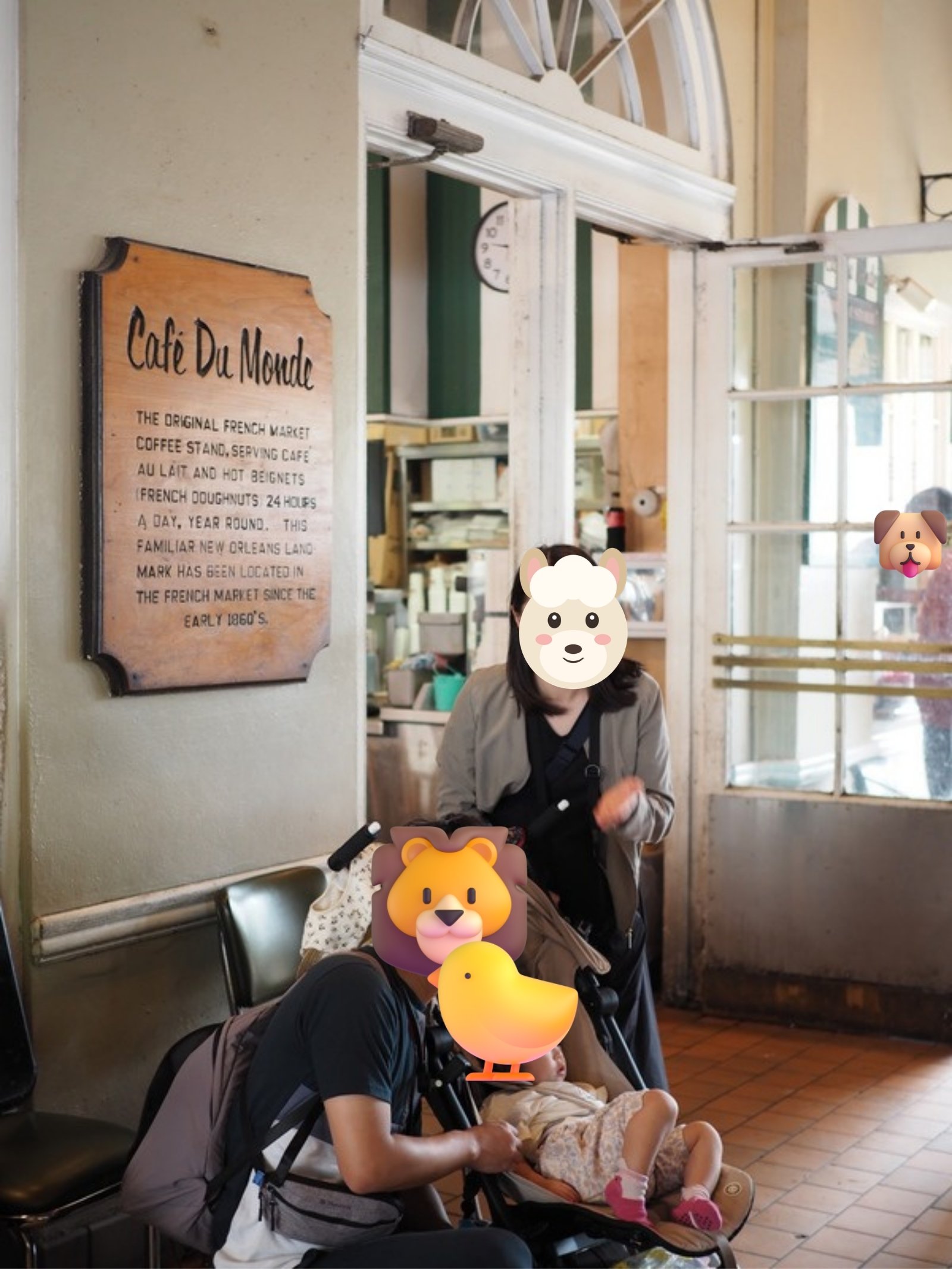 カフェ・デュ・モンドの店内で