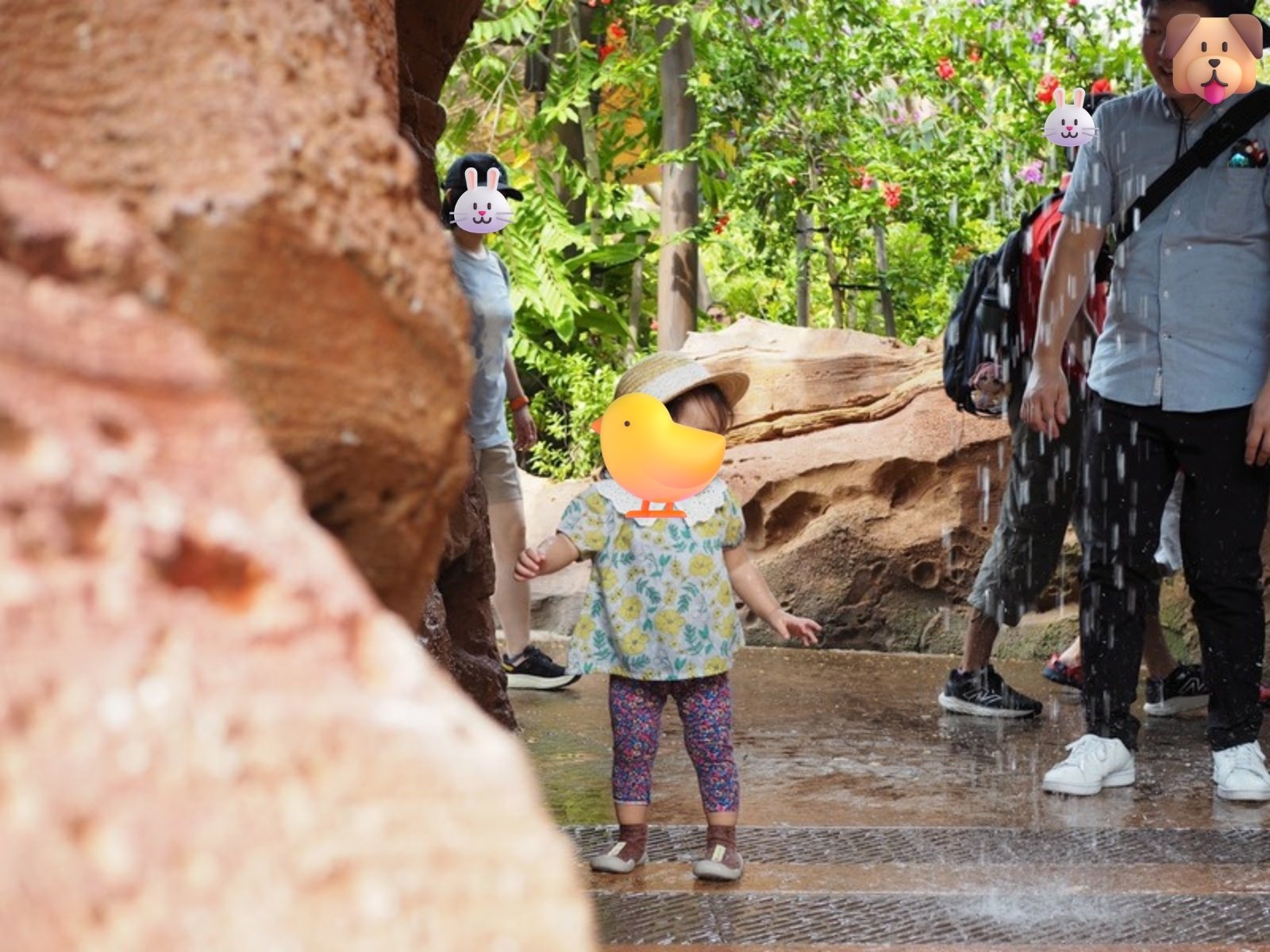 エプコットの水の遊歩道で水遊びする子ども