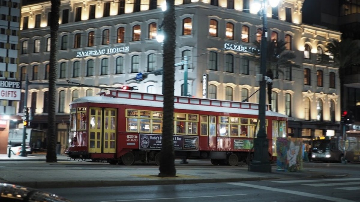 ニューオーリンズの夜の路面電車（2024年アメリカ旅行 ニューオーリンズ編のアイキャッチ画像）