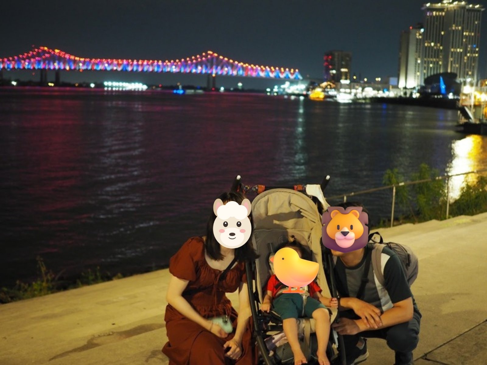 ライトアップされた橋を背に夜のミシシッピ川沿いで