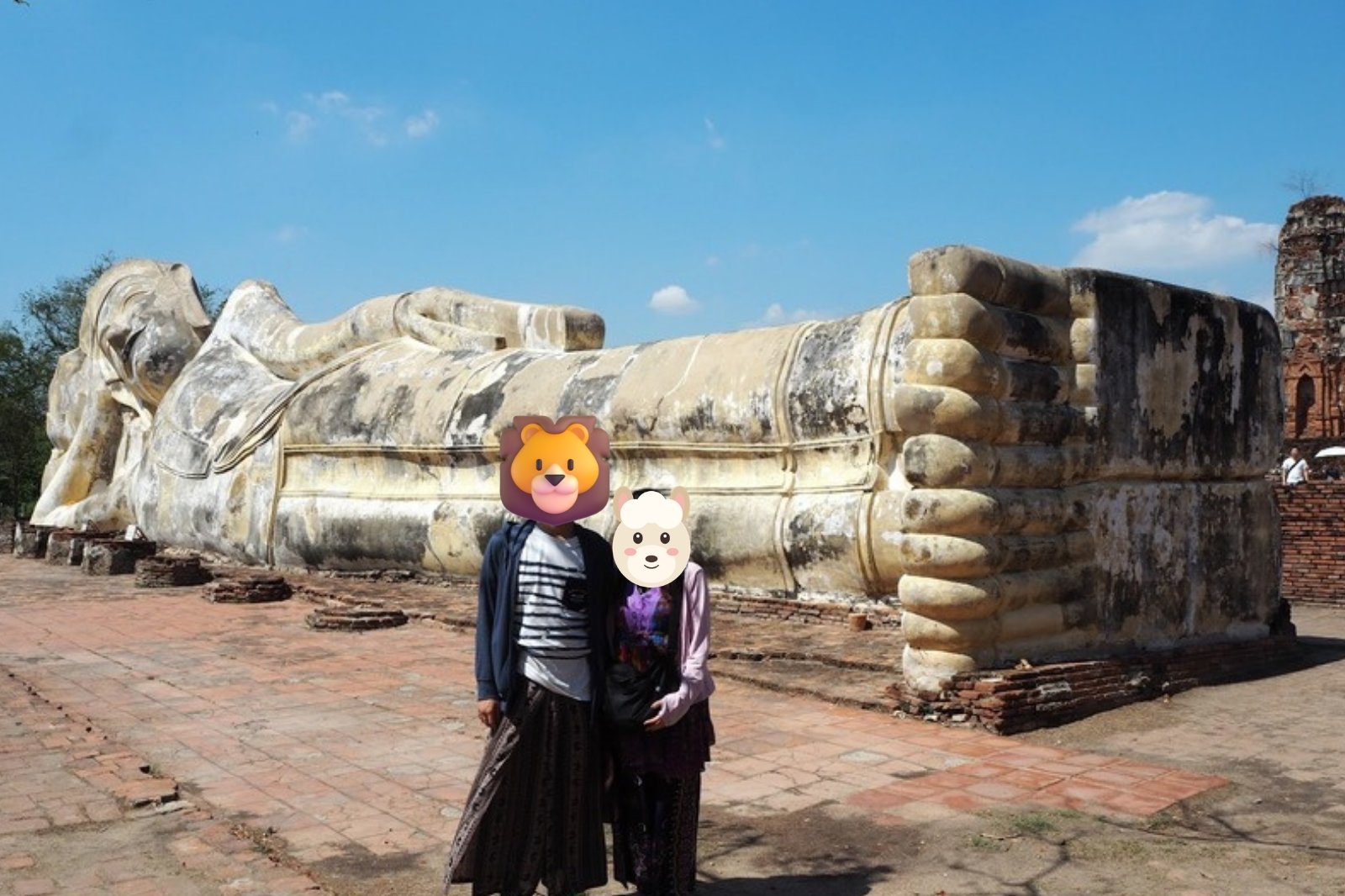 アユタヤの寝釈迦仏の前で記念写真を撮る夫婦