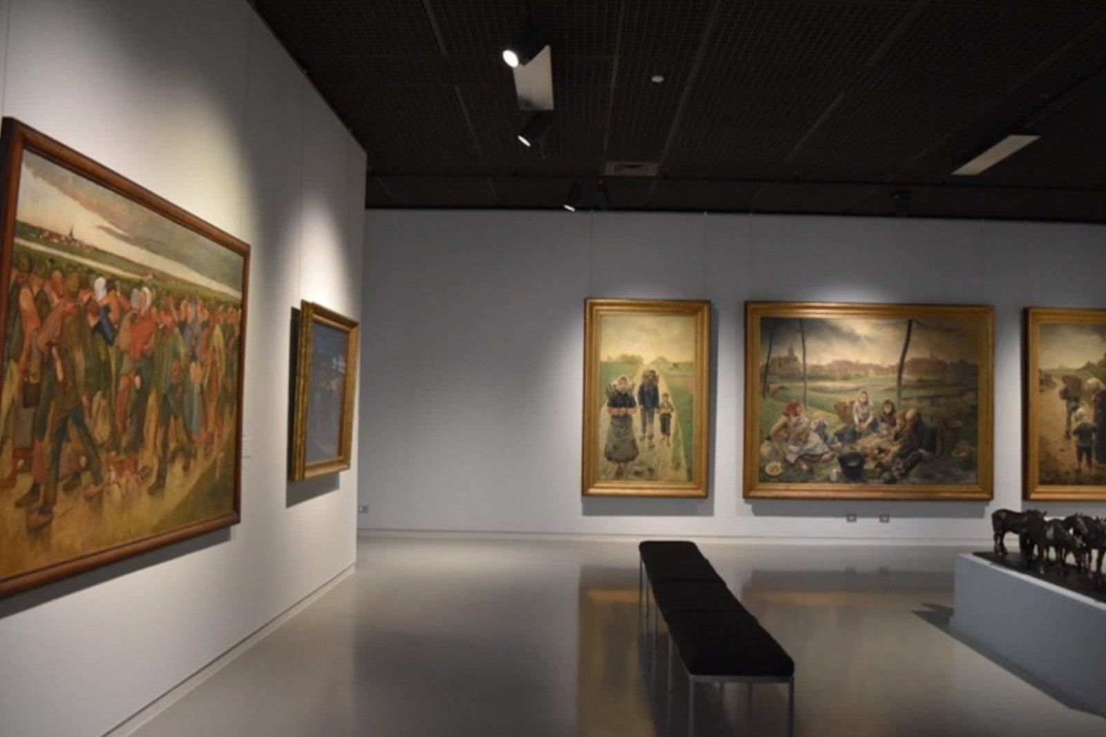 王立美術館の展示室と絵画・彫刻
