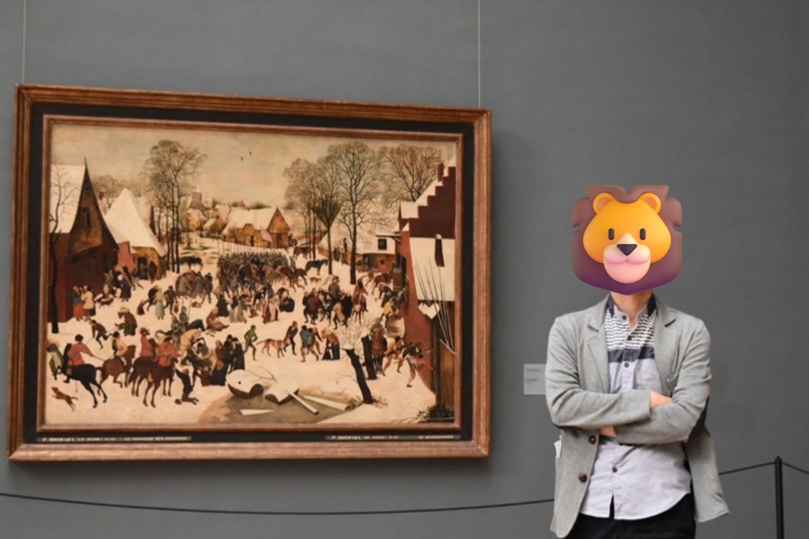 美術館で雪景色の絵画の横に立つご主人