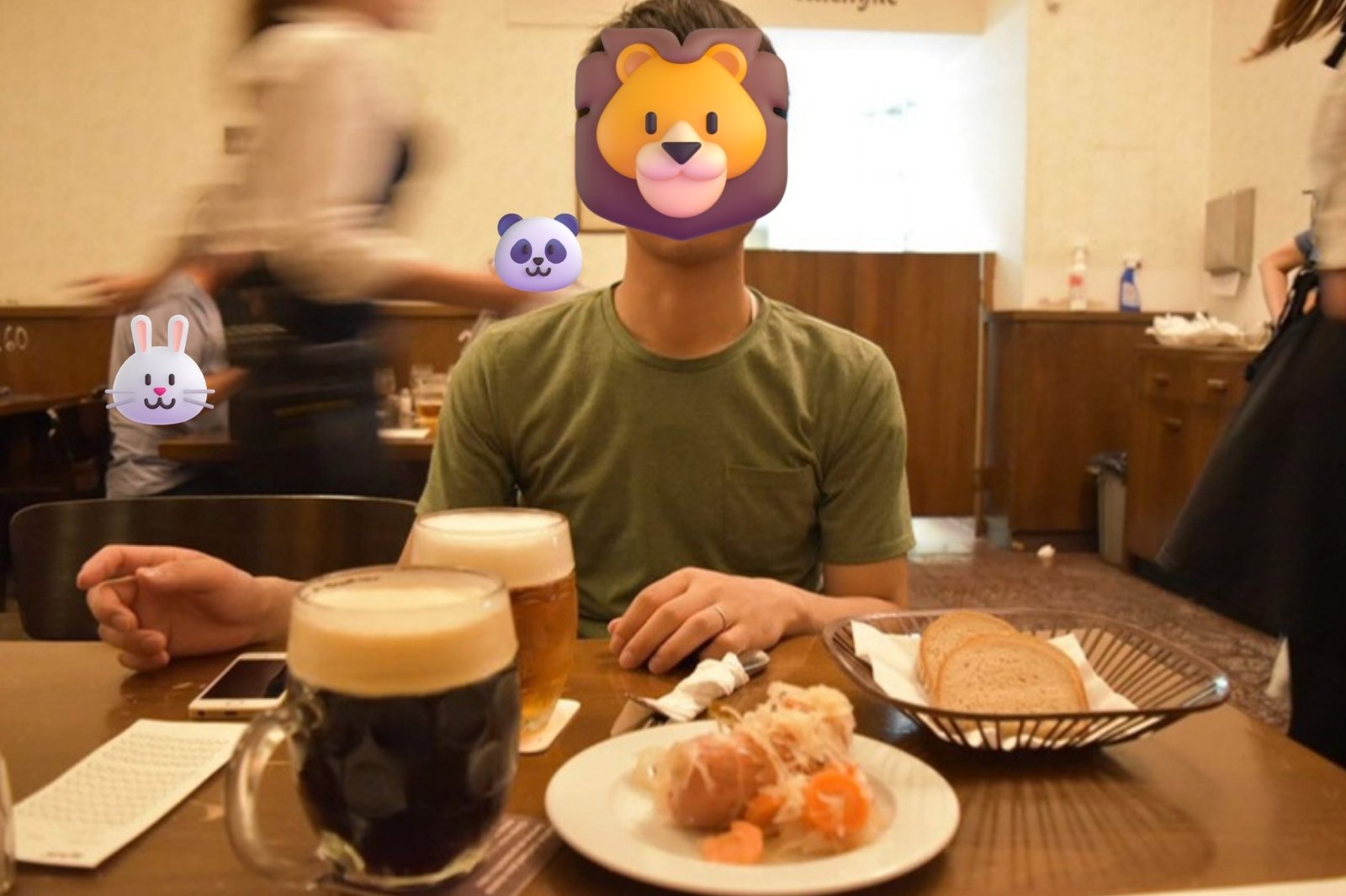 プラハのビアホールでビールとソーセージを前にしたご主人