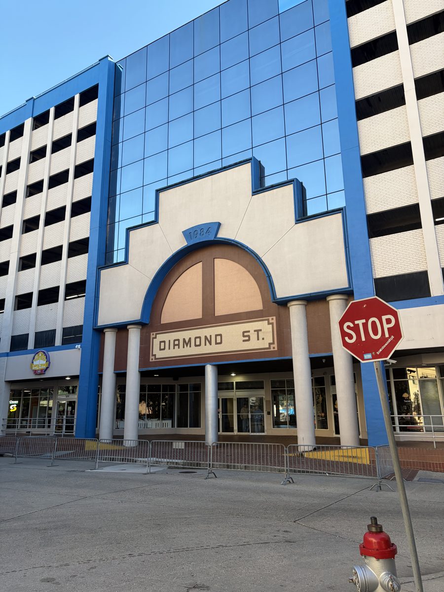 Fulton Place Garage の外観。Diamond St 側の入口
