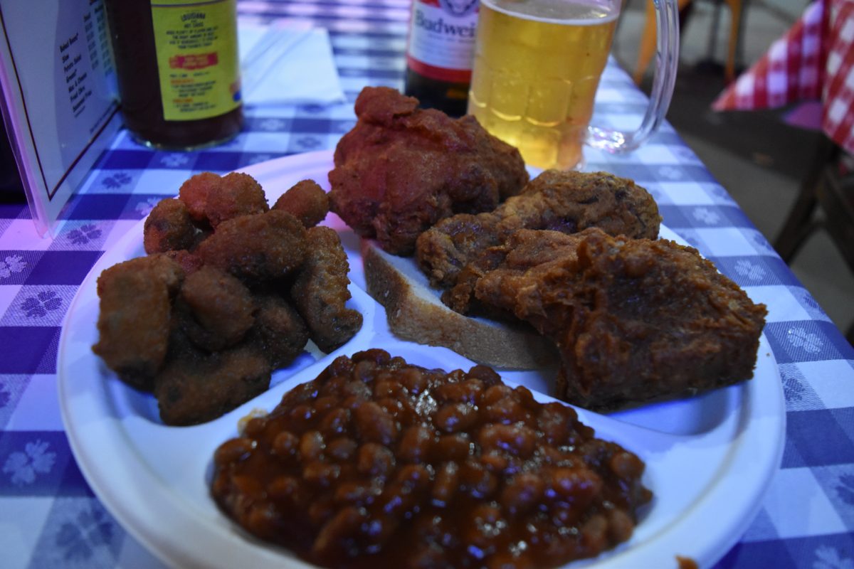 Gus's のプレート。チキン、フライドオクラ、ベイクドビーンズ、白パン