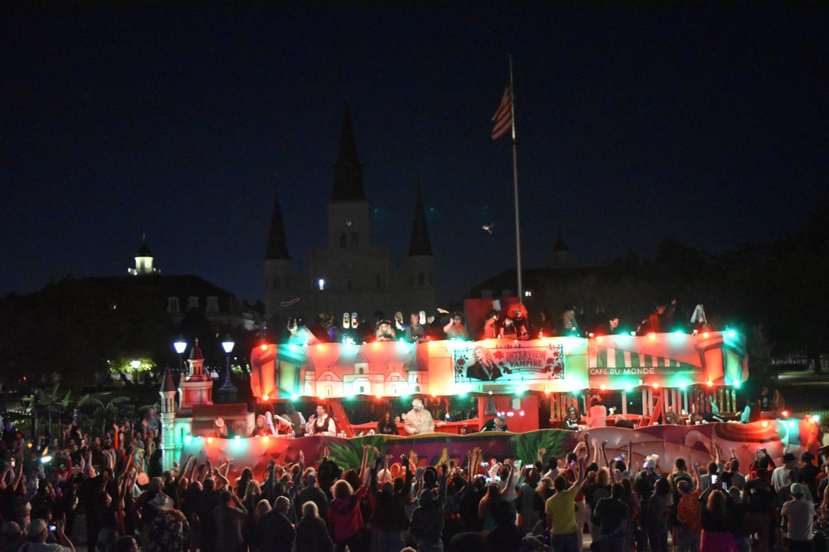 Jackson Square 前を進むヴァンパイア・フロート。背景は大聖堂の尖塔
