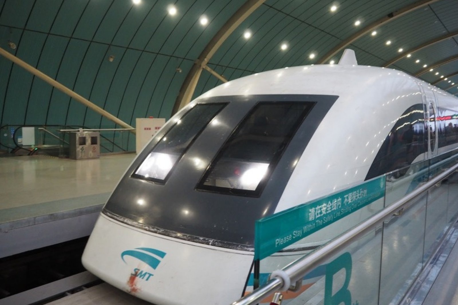 駅のホームに停車する上海リニアモーターカーの先頭車両